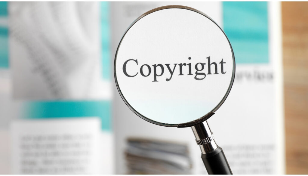 虫眼鏡で書類上の「Copyright」という単語を拡大している様子。AI時代において、著作権の契約内容や法律の条文を精査する必要性を象徴する画像。