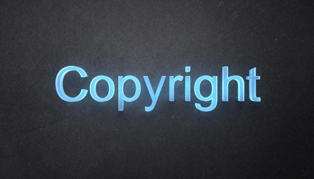 暗い背景に「Copyright」という文字が青いネオンのように光っている様子。デジタル時代やAIの登場による、著作権の新しい概念や未来を象徴する画像。