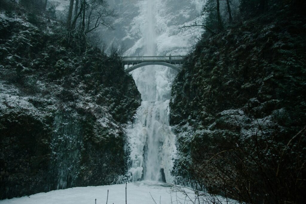 Unsplashで見つかる、静かでミステリアスな雰囲気の冬の滝