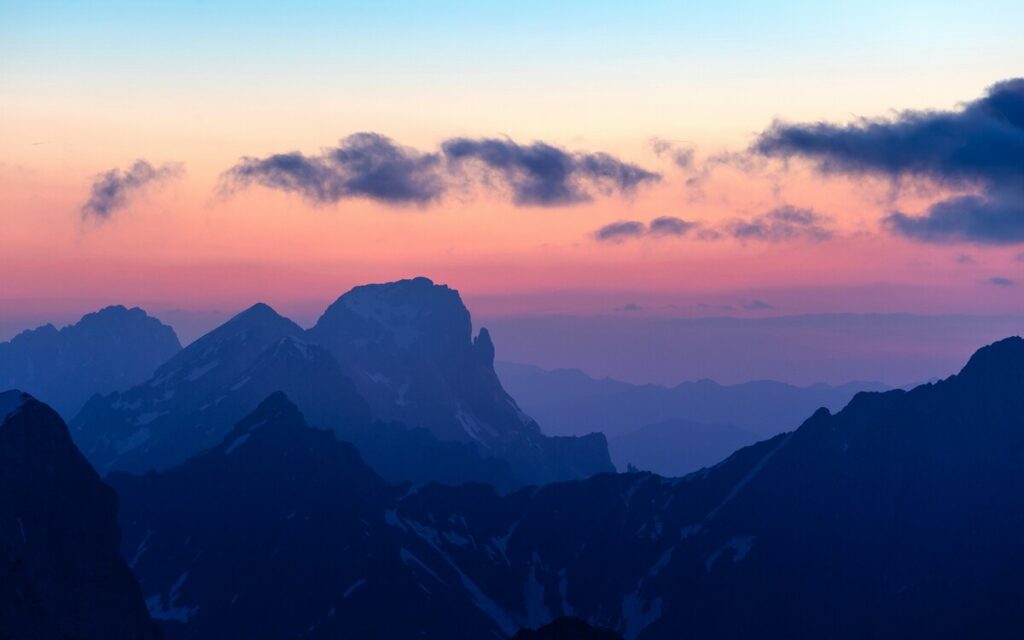 無料とは思えない、幻想的なグラデーションの空と山の写真-Unsplash