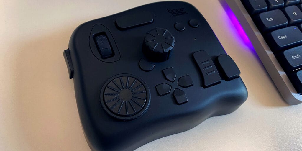 実測400g超えの左手デバイス「TourBox Elite」。PCでは比類なきパフォーマンスを発揮するが、Wacom MovinkPad 11で利用できるのはPlusモデルだが、重量が最大のネックとなる。
