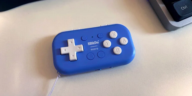 私が持ち運び用に選んだ左手デバイス「8BitDo Micro」。USB-C充電対応で、接続も非常に安定しており、ボタン長押しでスリープからの復帰&接続ストレスなく可能です。