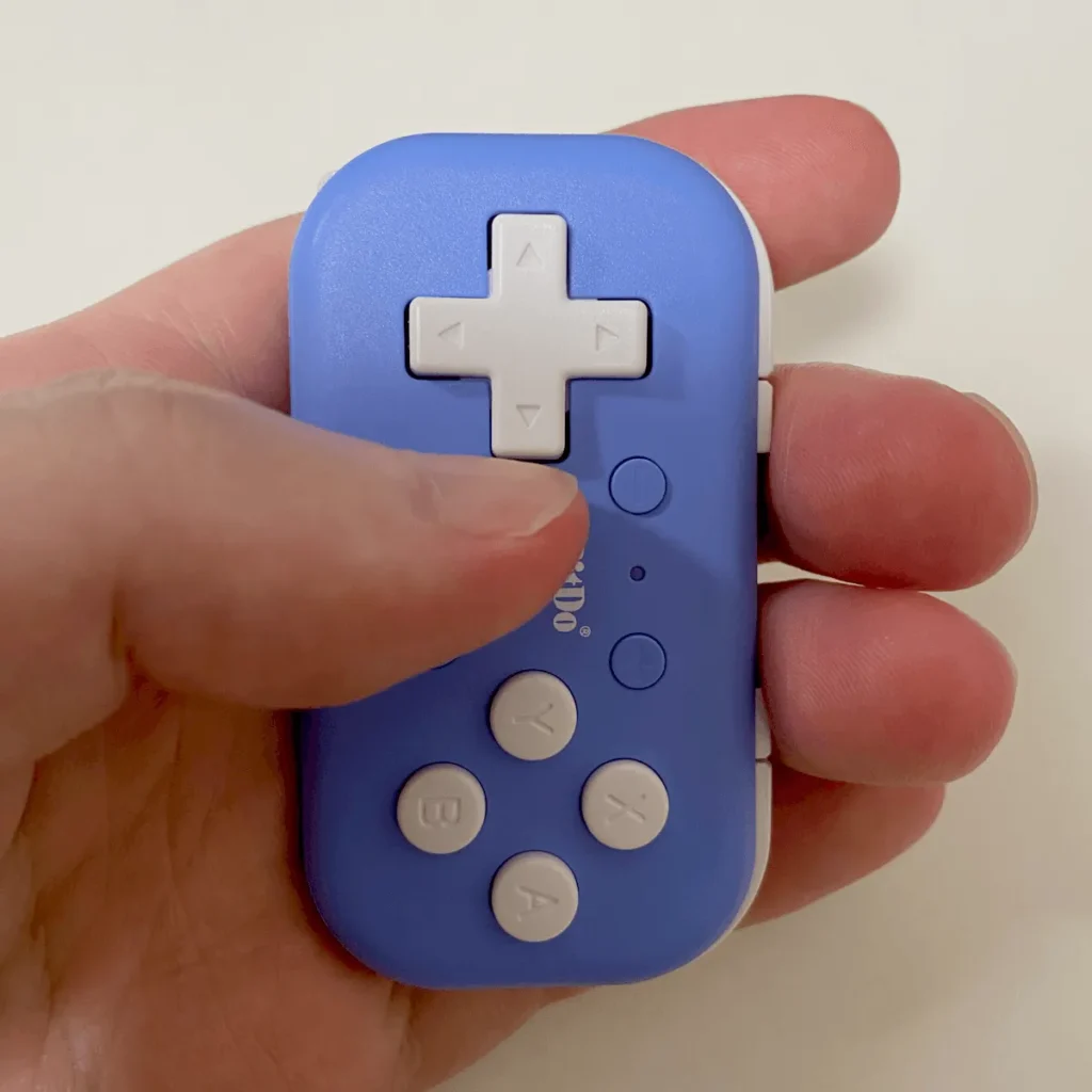 左手デバイス「8BitDo Micro」のおすすめの持ち方。手のひら全体ではなく、指の付け根で軽く支えるように構えている様子。