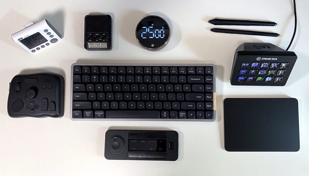 現在執筆用に使用しているデスク環境の写真。TourBox EliteやStream Deckなど、作業効率を徹底的に高める7つの厳選ガジェットと複数のタイマーを配置。