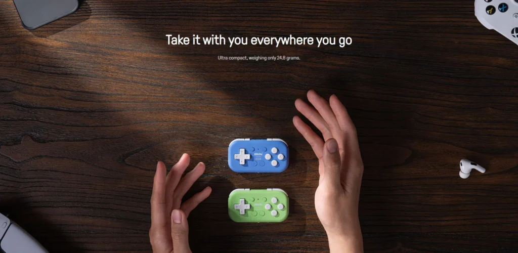超小型の左手デバイス「8BitDo Micro」のサイズ感。一般的なボールペンとほぼ同じ24.8gという軽さで、手のひらにすっぽり収まります。