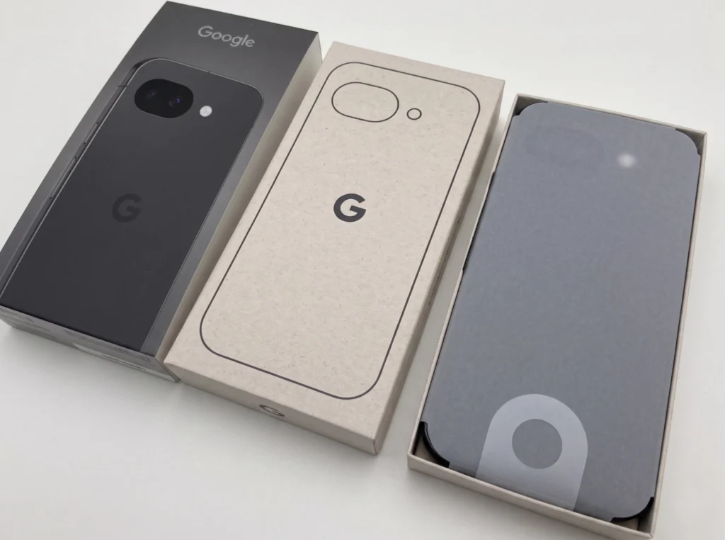 Pixel 10aの開封時の状態。本体に貼られたフィルム
