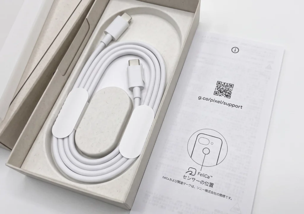 Pixel 10aの同梱物。簡素な説明書とUSB-Cケーブルが付属