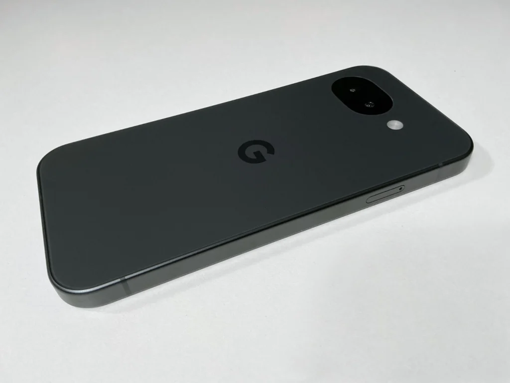 Pixel 10aの背面デザイン。カメラが出っ張っていない完全フラットなつや消しボディ