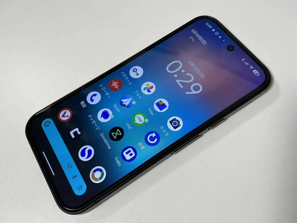 Pixel 10aの正面ディスプレイ。約3mmの狭いベゼルと明るい画面