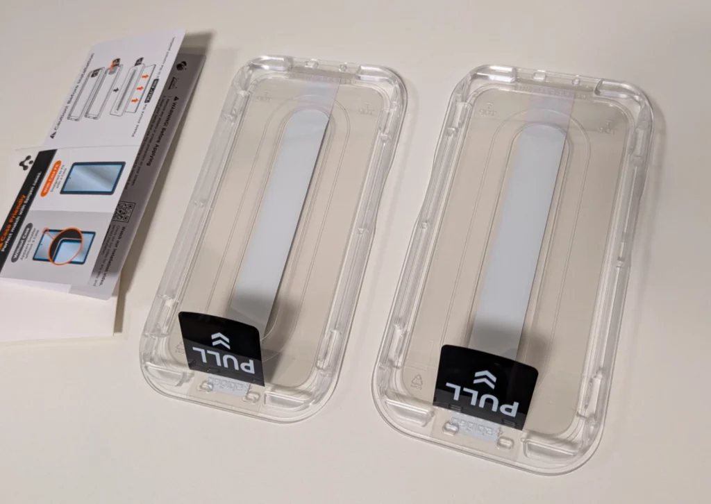 Pixel 10a専用のSpigenガラスフィルム。誰でもズレずに貼れる専用ガイド枠「EZ FIT」付きの2枚入りセット