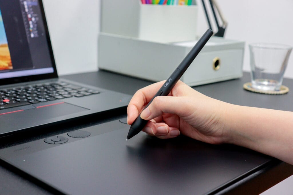 Wacom Art Pen 2とペンタブレットでの作業風景。Gペンなど円ブラシを多用するアニメ・漫画制作における注意点と、約1.7万円の投資が役立つ装飾スタンプブラシの活用解説。