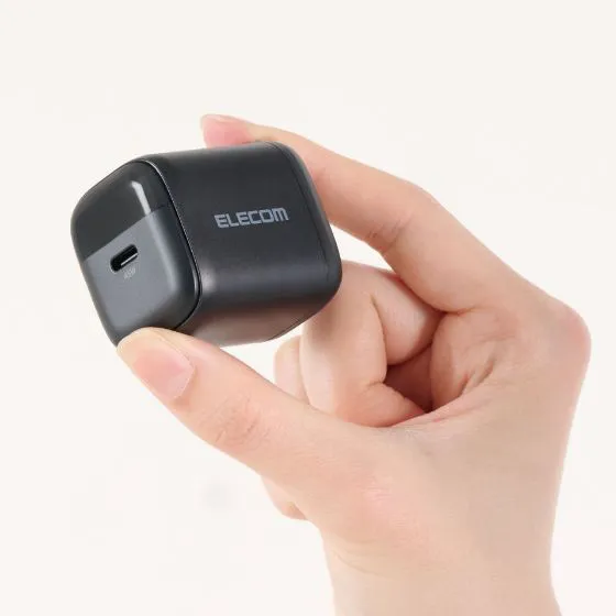 指先でつまめるサイズ感のエレコム 電力ディスプレイ付きAC充電器 45Wモデル 重さ約69g