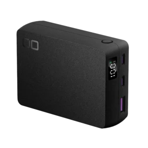 ノマドワーカーのPC充電を最適化するCIOの大容量モバイルバッテリー「SMARTCOBY TRIO 67W SS20000mAh」。MacBookも急速充電できる67Wの超高出力と20000mAhの安心感、バッテリー残量がひと目でわかるデジタル表示と3ポート（USB-C×2・USB-A×1）を備えた本体画像。