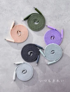 ケーブル部分に磁石を内蔵し、自動で渦巻き状にきれいにまとまるCIOの「Flat Spiral Cable CtoC」。全6色のカラーバリエーションが並んだ画像。