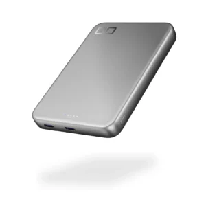 厚さ約11mmの薄型ボディに2つの有線ポートを搭載したCIOのモバイルバッテリー「SMARTCOBY SLIM II Pro 8K」。マグネット吸着に対応し、有線での確実な充電スピードに特化したシルバーの本体画像。