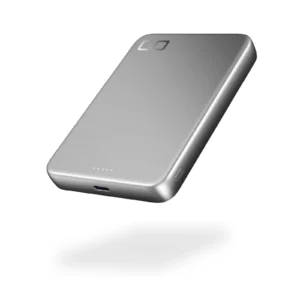 スマホ1回分を確実に充電できる8000mAhの容量と、最大25Wのワイヤレス充電を備えた日常使いに最適なCIOの薄型モバイルバッテリー「SMARTCOBY SLIM II Wireless 2.2 8K」。シンプルで洗練されたシルバーの本体画像。