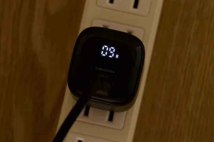 ガジェットの給電状態をリアルタイムで可視化する、エレコムの電力ディスプレイ付きAC充電器