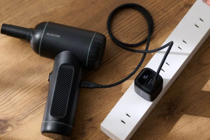 実際の要求電力を「15W」とリアルタイムで可視化する、エレコムの電力ディスプレイ付きAC充電器の検証風景