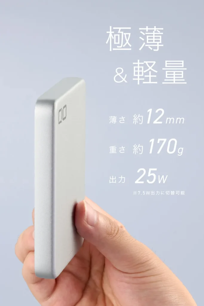厚さ約12mm、重さ約170gの「SMARTCOBY SLIM II Wireless2.2 8K」を指で挟んで持っている様子。