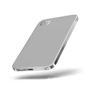 厚さわずか4.98mm、重量約82gの超薄型モバイルバッテリー「SMARTCOBY ULTRA SLIM 3K」。サコッシュなどの小さなバッグに収まり、「探す」機能にも対応するCIO製シルバーの本体画像。